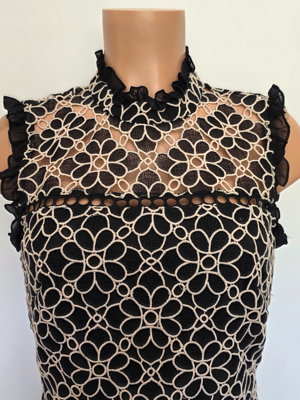Ivory Lace Sheath Dress. Size 6 - Picture 9 of 17